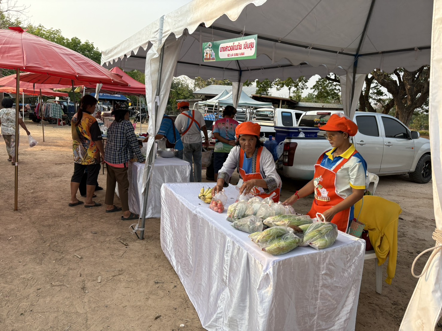 ✨สำนักงานพัฒนาชุมชนอำเภอสนม จัดตลาดผลผลิตอาชีพแก้จน ตามโครงการปฏิบัติการแก้จนคนสุรินทร์