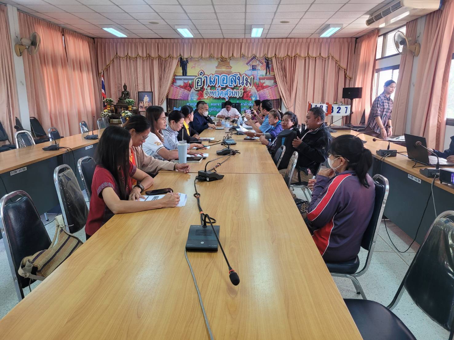 ? พช.สนม จ.สุรินทร์ ร่วมประชุมการตรวจติดตามการบริหารการจัดเก็บและใช้ประโยชน์ข้อมูลความจำเป็นพื้นฐาน (จปฐ.) ระดับจังหวัดและระดับอำเภอ