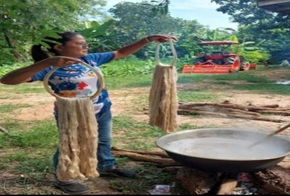 พช.สนม หนุนสมาชิกกองทุนบ้านพลับเข้าถึงแหล่งทุน พร้อมเติมทักษะภูมิปัญญาอาชีพ “ย้อมเส้นไหม” ยกระดับเศรษฐกิจฐานรากสู่ความยั่งยืน